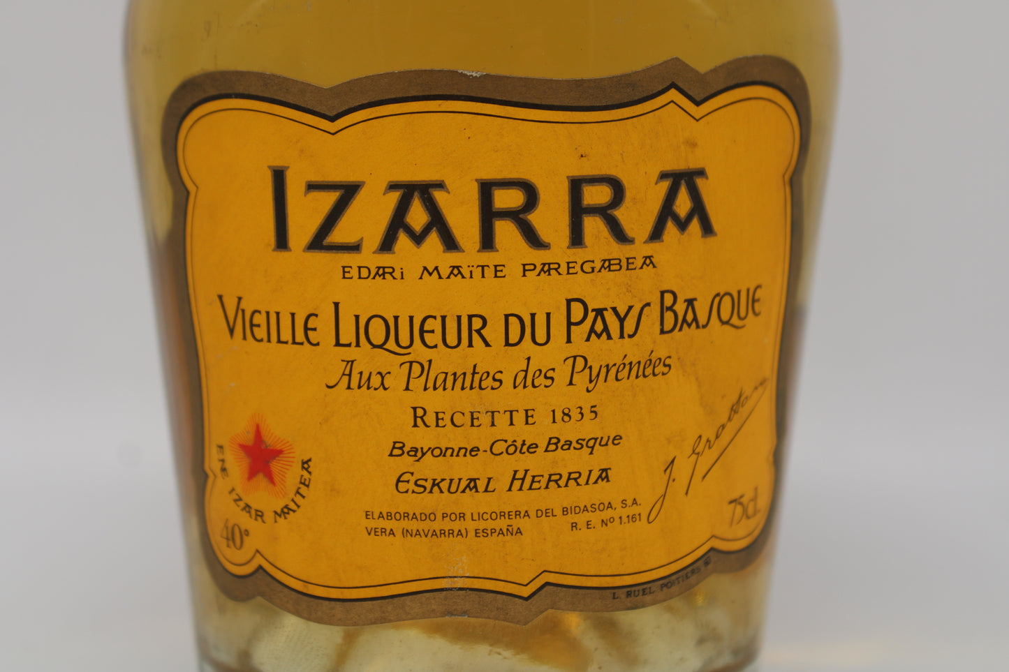 Izarra Jaune - Vieille Liqueur du pays Basque aux plantes des Pyrénées - ESKUAL HERRIA